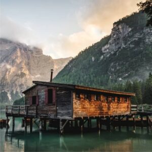 El conocido lago de montaña - Italia